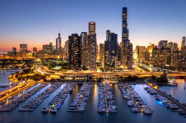 Blick auf die Skyline der Stadt und Boote in der Marina bei Sonnenuntergang, Chicago, Illinois, USA — Stockfoto