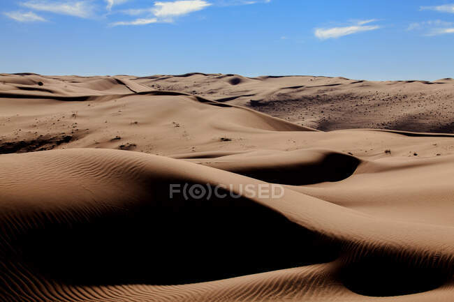 Dunas de arena en el desierto bajo el cielo azul, Arabia Saudita - foto de stock