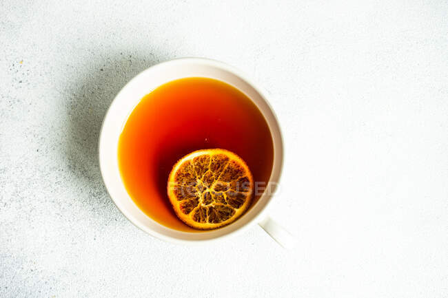 Vista superior da xícara de chá com laranja — Fotografia de Stock