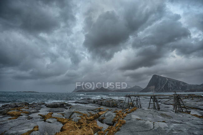 Внезапный шторм над прибрежным ландшафтом, Лофтланд, Норвегия — стоковое фото