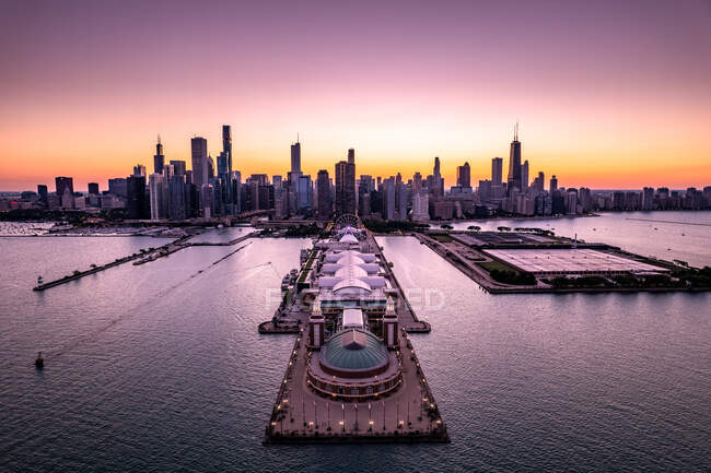 Vue aérienne de Navy Pier et du paysage urbain au lever du soleil, Chicago, Illinois, États-Unis — Photo de stock