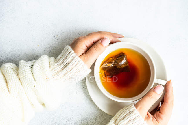 Vista superior da mulher apreciando xícara de chá — Fotografia de Stock