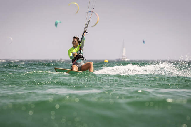 Smiling woman kitesurfing, Tarifa beach, Cádiz, Andaluzia, Espanha — Fotografia de Stock