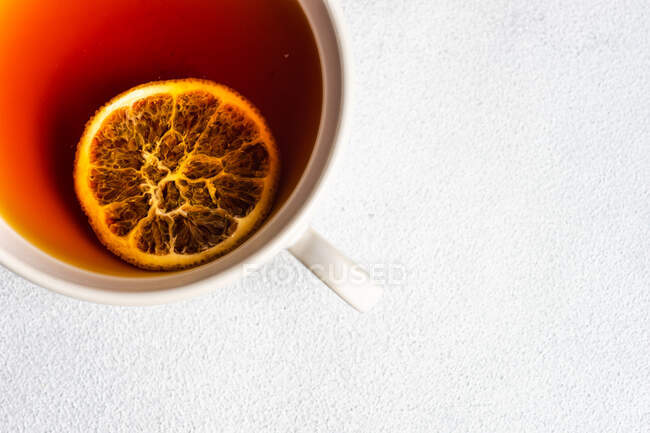Vista superior da xícara de chá com fatia de limão — Fotografia de Stock
