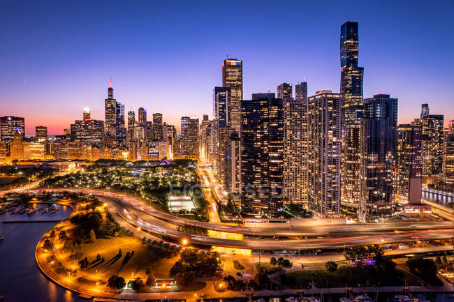 Luftaufnahme der Skyline der Stadt bei Sonnenuntergang, Chicago, Illinois, USA — Stockfoto