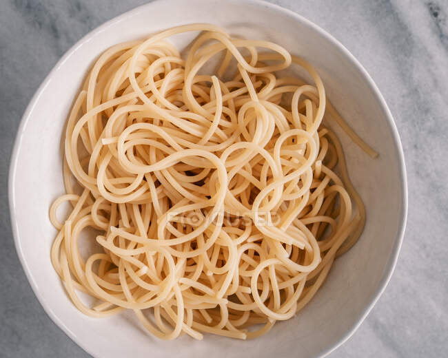 Vue du dessus du bol de spaghettis cuits sans sauce — Photo de stock