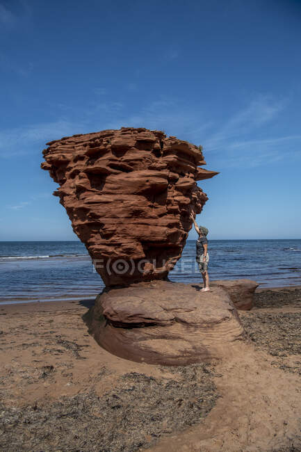 Mujer parada en Sea Stack, Thunder cove beach, Prince Edward Island, Gulf of St Lawrence, Canadá - foto de stock