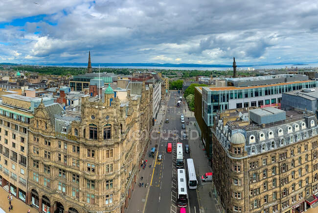 Vista aérea de la ciudad desde Scott Memorial Tower, Edimburgo, Escocia, Reino Unido - foto de stock