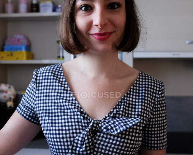 Портрет усміхненої жінки, що стоїть на кухні — стокове фото