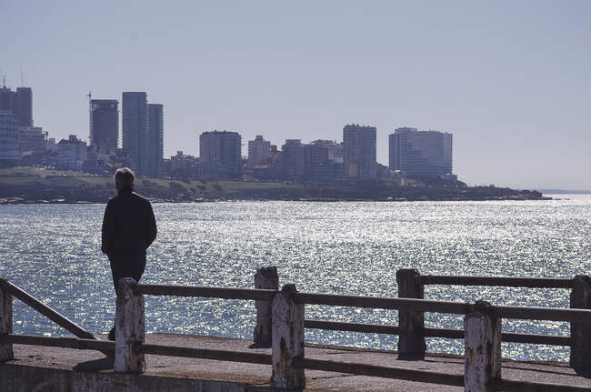 Man walking along pier, Mar del Plata, Buenos Aires Province, Argentina — Stock Photo