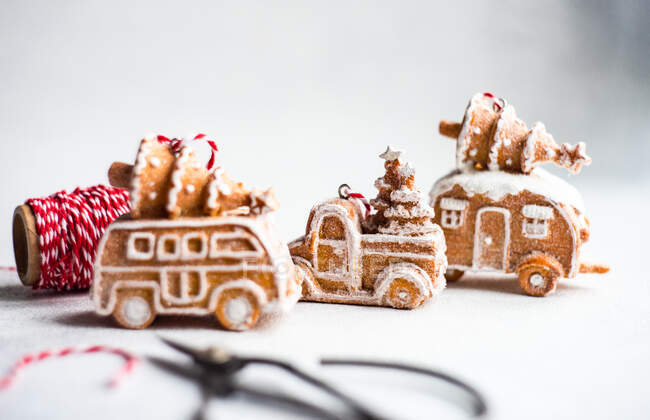 Galletas de camión de jengibre de Navidad con árboles de Navidad - foto de stock