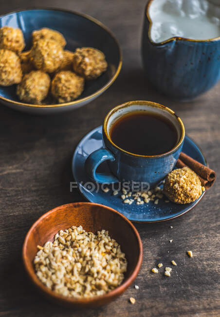 Чашка кофе и домашние закуски на столе — стоковое фото
