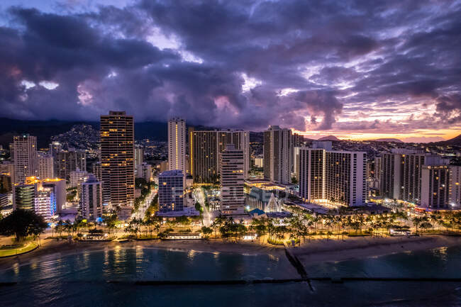 Vista aérea de la ciudad y el paseo marítimo al amanecer, Waikiki Beach, Honolulu, Oahu, Hawaii, EE.UU. - foto de stock
