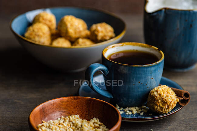 Чашка кави і домашні закуски на столі — стокове фото