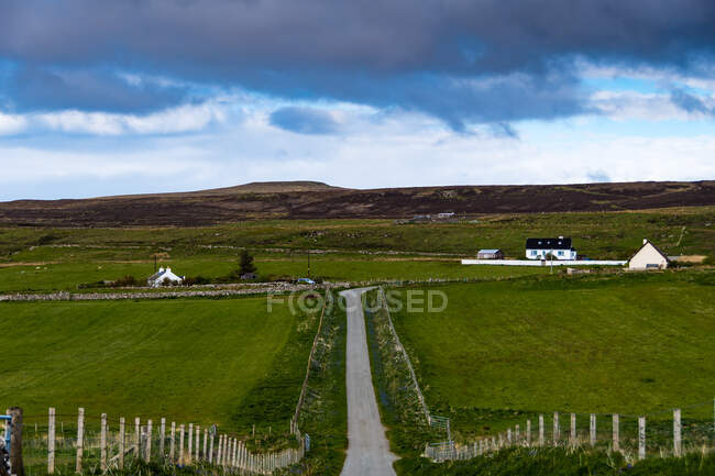 Camino recto a través del paisaje rural, Isla de Skye, Hébridas Interiores, Escocia, Reino Unido - foto de stock
