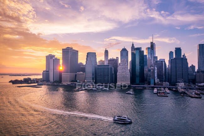 Bootsfahrt auf dem East River vorbei an Lower Manhattan, Manhattan, New York, USA — Stockfoto