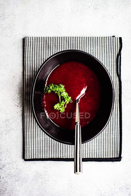 Zuppa di crema di barbabietole con erbe in ciotola con cucchiaio — Foto stock