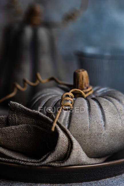 Ceramic pumpkin decoration on cloth napkin — Stock Photo