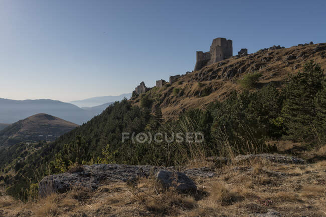 Castillo de Rocca Calascio en la colina, Calascio, Abruzos, Italia - foto de stock