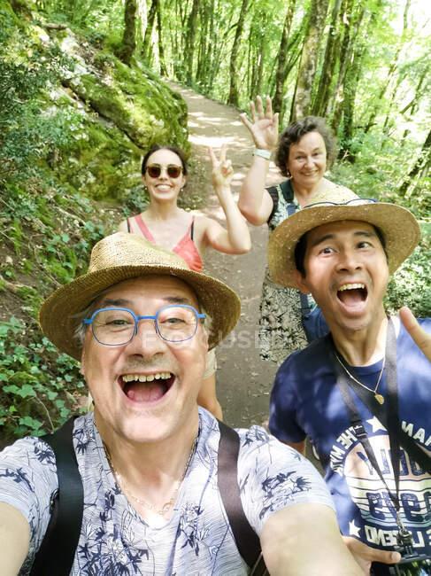 Four friends on a hike taking a selfie, Carennac, Quercy, Lot, Occitanie, France — Stock Photo