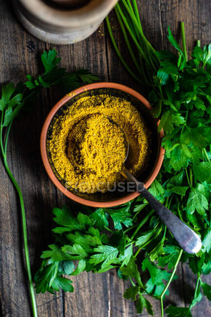 Bowl of Georgian spice, Khmeli suneli with fresh parsley — Stock Photo