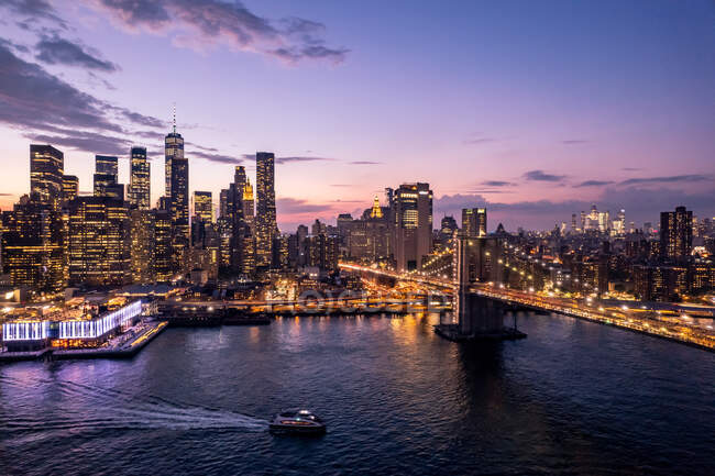 Boat sailing in East River towards Brooklyn Bridge, Manhattan, New York, USA — Stock Photo