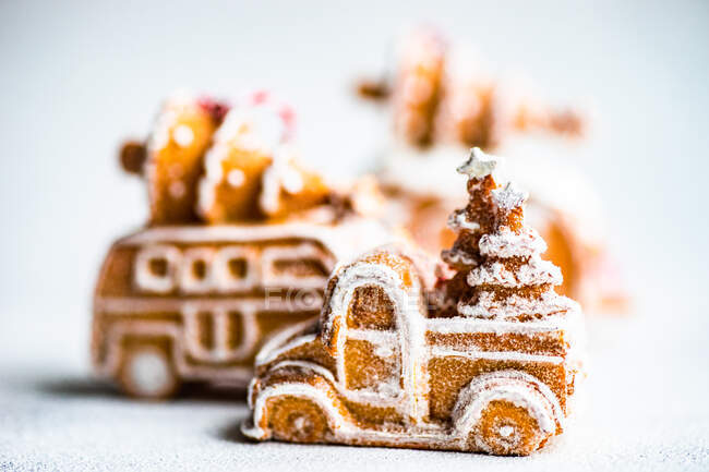 Різдвяна імбирна вантажівка печиво з ялинками — стокове фото