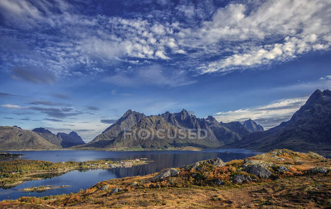 Lago con montañas en otoño, Vagan, Lofoten, Nordland, Noruega - foto de stock