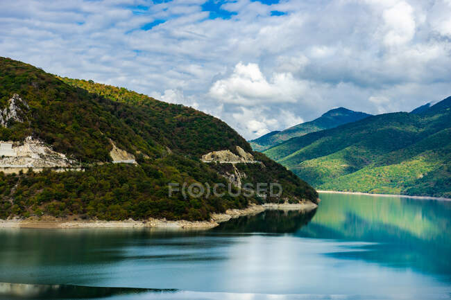 Жинвальское водохранилище в горах Кавказа, Жинвали, Грузия — стоковое фото