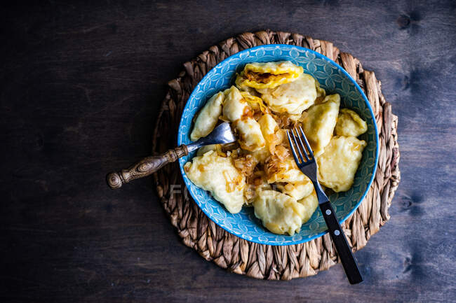 Чашка жареных украинских вареников с картофельной начинкой — стоковое фото