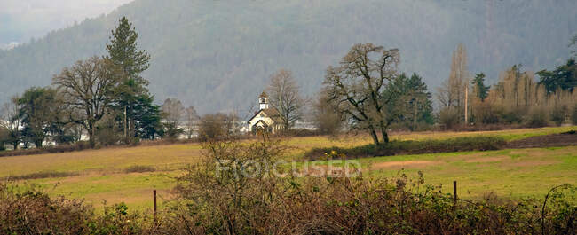 Paysage rural avec église au loin, Colombie-Britannique, Canada — Photo de stock