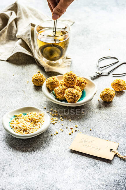 Taza de té de hierbas hecha a mano con bolas de caramelo caseras saludables - foto de stock