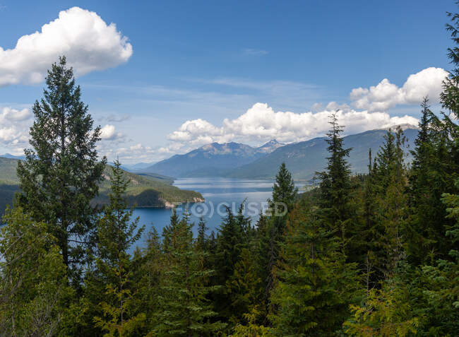 Озеро Клируотер и горный ландшафт, парк Уэллс Грей, Британская Колумбия, Канада — стоковое фото