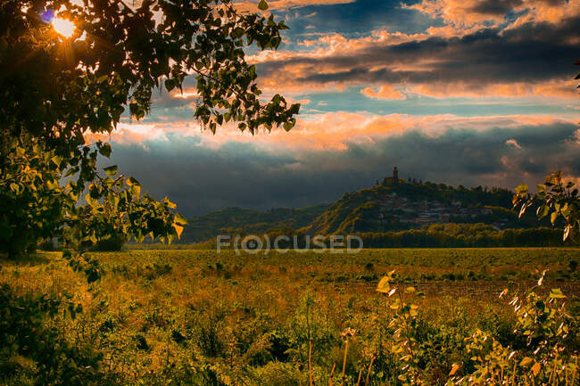 Pueblo de Montecastello paisaje verde al atardecer, Alessandria, Piamonte, Italia - foto de stock