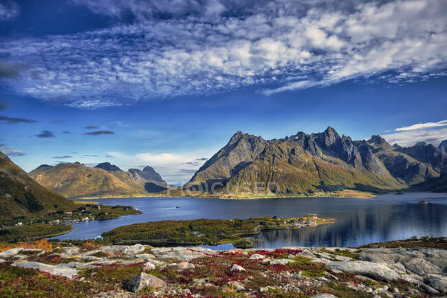 Schöner See umgeben von Bergen, Nordland, Norwegen — Stockfoto