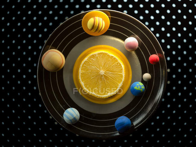 Desserts conceptuels du système solaire servant dans une assiette — Photo de stock