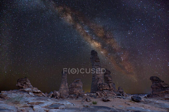 Milchstraße über Felsformationen in der Wüste bei Nacht, Saudi-Arabien — Stockfoto