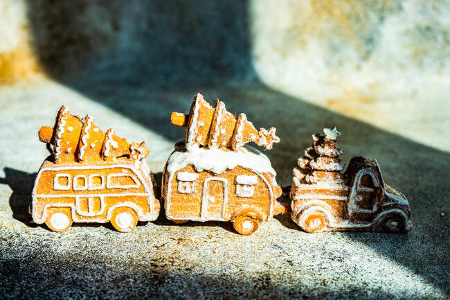Пряничное печенье в форме машины с елками на столе — стоковое фото