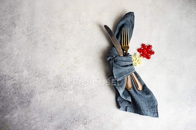 Cutlery wrapped in napkin with snowflake decorations — Stock Photo