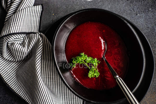 Порція вершкового бурякового супу, який подається на столі — стокове фото