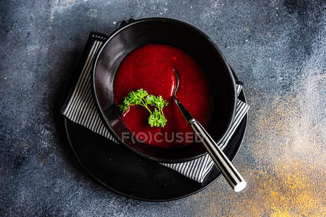 Порція вершкового бурякового супу, який подається на столі — стокове фото