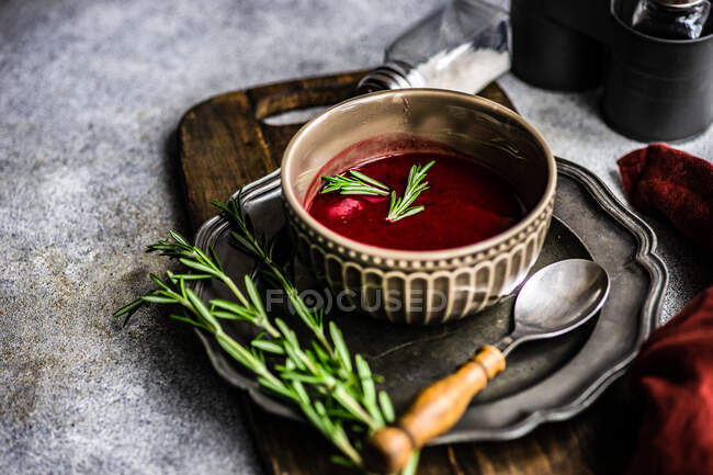 Чашка свекловичного супа со свежим розмарином — стоковое фото