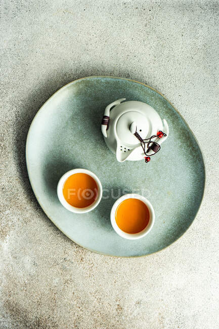 Due tazze di tè e teiera sul piatto, vista dall'alto — Foto stock