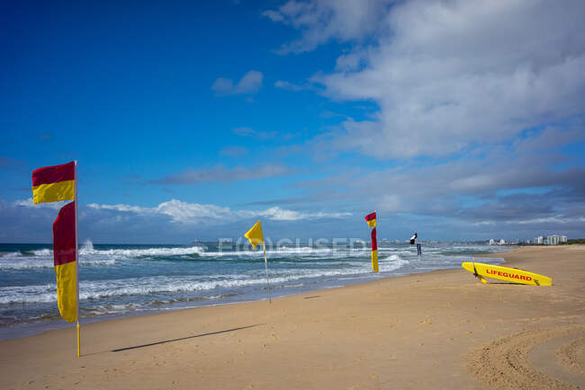 Lifeguard Surfboard and warning Bandeiras na praia, Mudjimba Beach, Queensland, Austrália — Fotografia de Stock