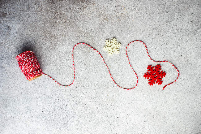 Schneeflockenschmuck und Bindfäden auf dem Tisch zur Herstellung von Weihnachtsdekorationen — Stockfoto