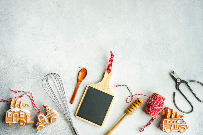 Вид зверху на різдвяне імбирне печиво з кухонним обладнанням та посудом для прикрас — стокове фото