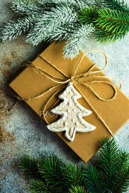 Scatola regalo di Natale decorata con rami di abete, vista dall'alto — Foto stock