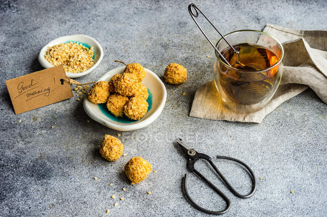 Chá de ervas com bolas de doces caseiras saudáveis — Fotografia de Stock