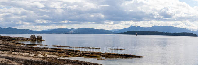 Paisaje costero con vistas a las montañas, Columbia Británica, Canadá - foto de stock