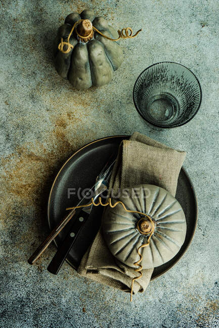 Overhead view of an autumnal Thanksgiving place setting on table — Stock Photo